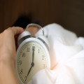 Waarom worden sommige mensen altijd wakker net voor de wekker gaat?