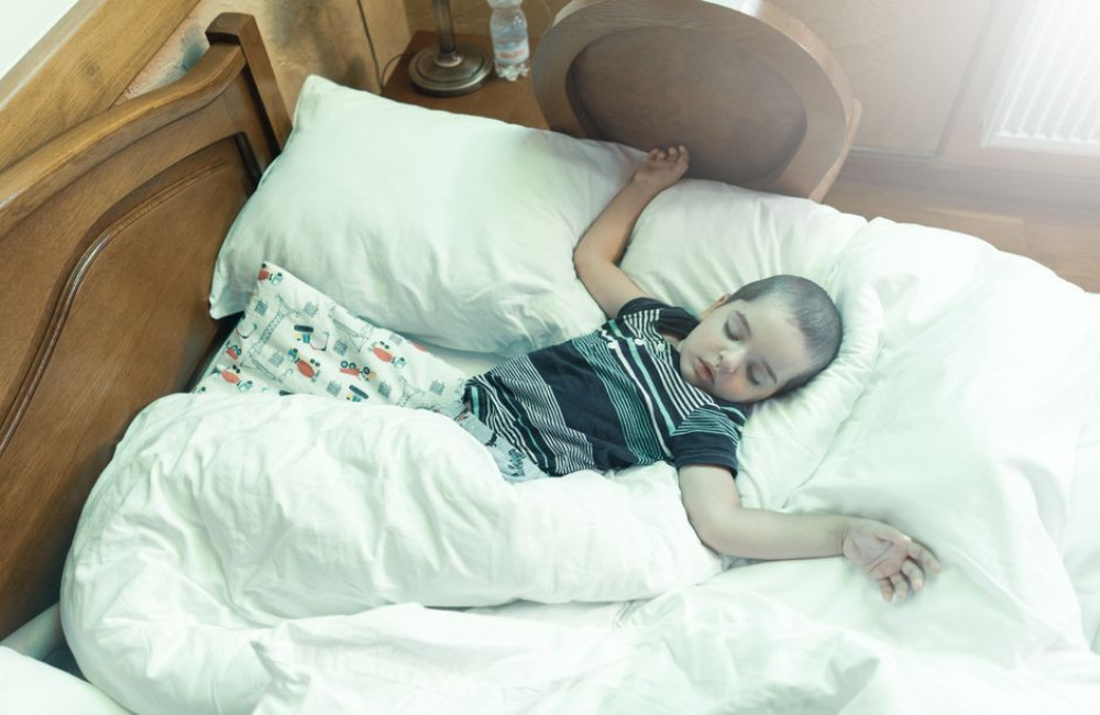 Hoeveel slaap heeft een brugklasser van 12 jaar nodig en hoe laat moet die op bed?