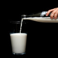 Waarom heeft melk eigenlijk een witte kleur?