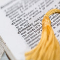 Waarom worden sommige woorden met een hoofdletter geschreven?
