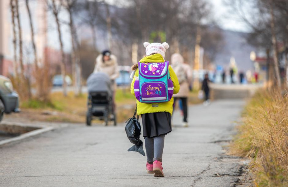 Hoeveel mag een schooltas maximaal wegen voor een brugklasser van 12 jaar?