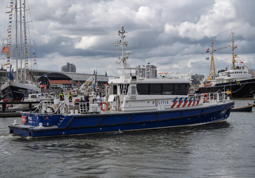 Hoe lang zou het duren om een rondje om de aarde te varen?