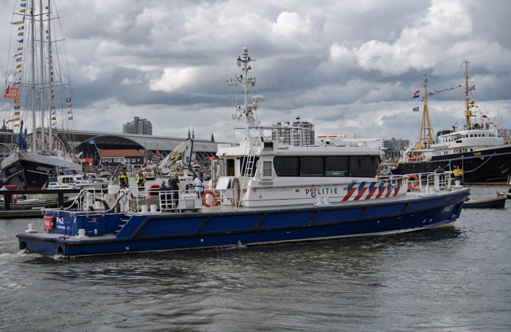 Hoe lang zou het duren om een rondje om de aarde te varen?