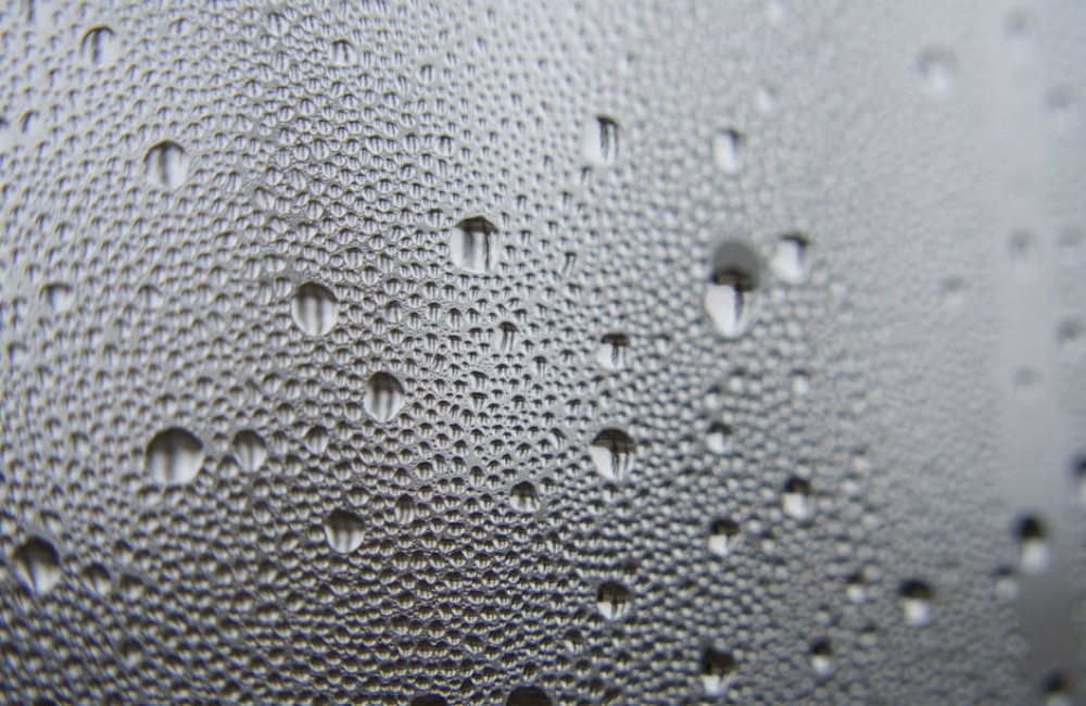 Hoe kun je vocht in huis herkennen? 7 duidelijke signalen