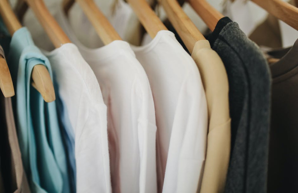Lees deze 3 tips om je garderobe te verduurzamen!