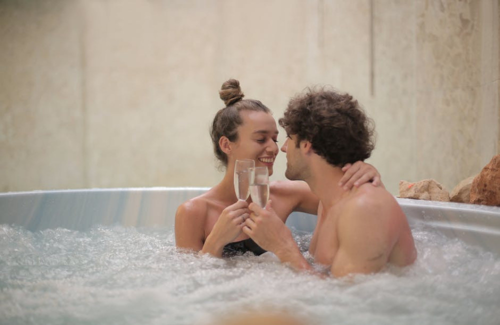 Waarom zoveel mensen een huisje met jacuzzi huren
