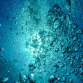 Waarom komt water soms troebel uit de kraan en is het veilig om te drinken?