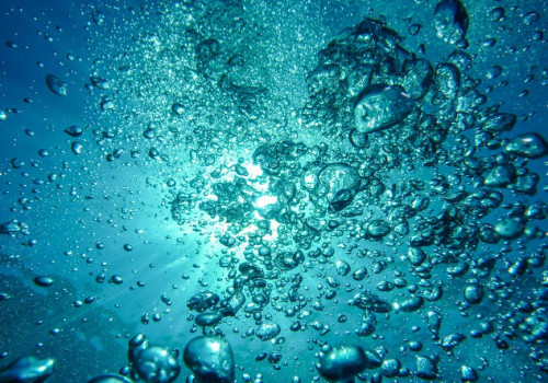 Waarom komt water soms troebel uit de kraan en is het veilig om te drinken?