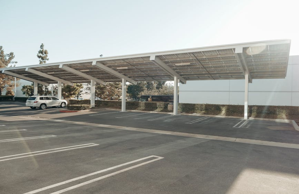 5 redenen waarom een solar carport een slimme investering voor bedrijven is